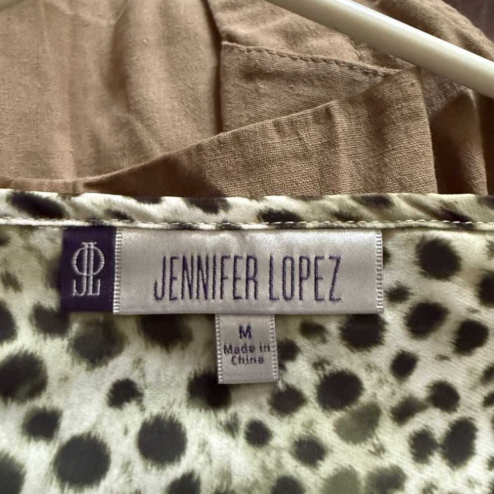 Jennifer Lopez Cream and Green Cap Sleeve Boxy Blouse - Picture 2 of 4